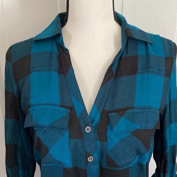 🔥3/$20🔥 New York & Company button up blouse with back crochet cutout size XS - Picture 4 of 10